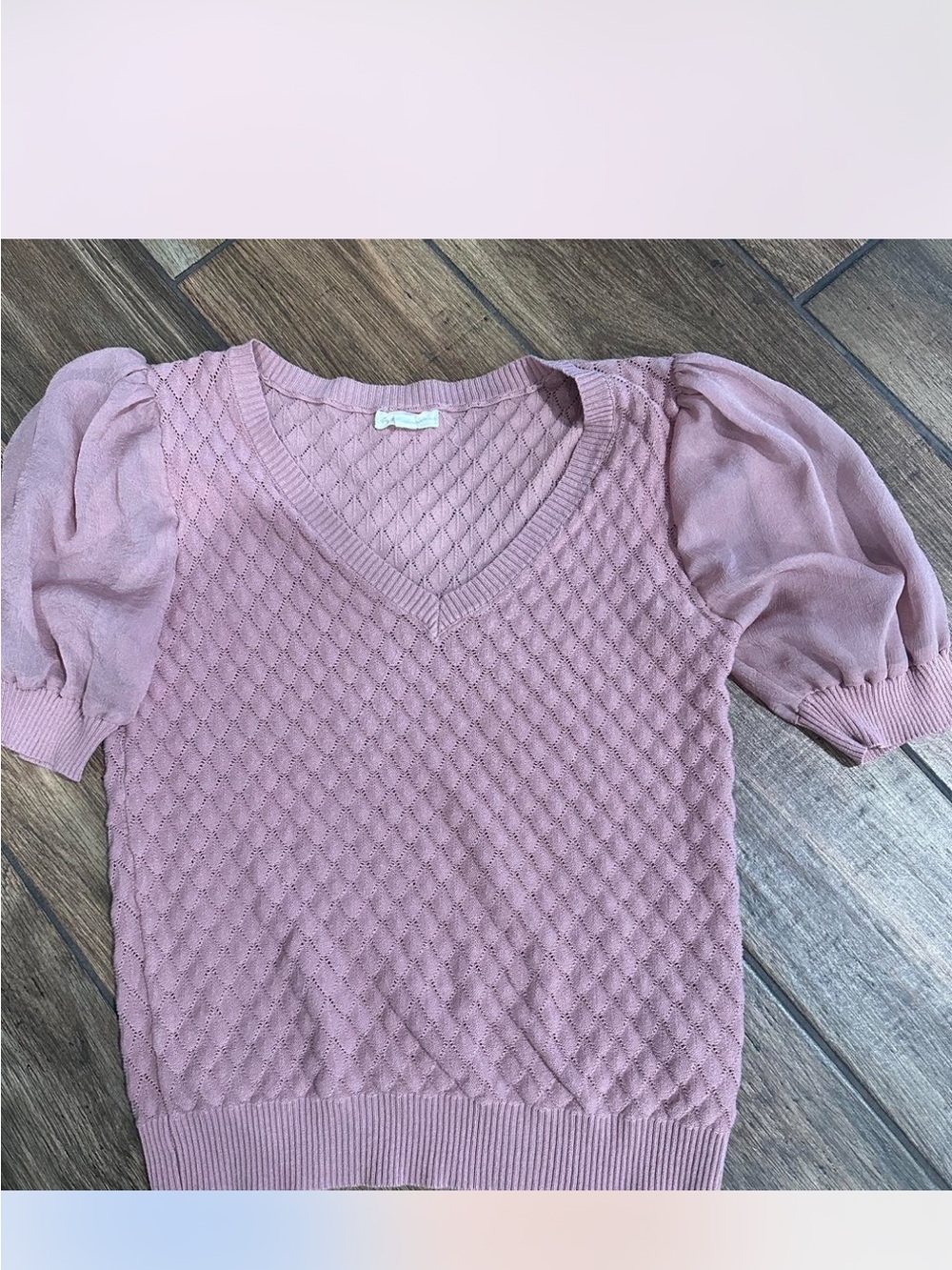 BY THE RIVER v neck mauve lilac pink top with sheer short sleeves SZ Medium